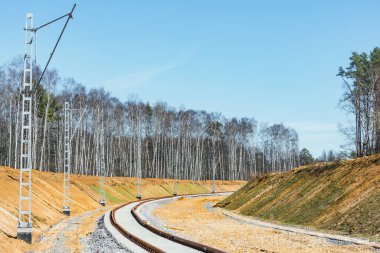 Yeni demiryolu hattının şantiyesi.