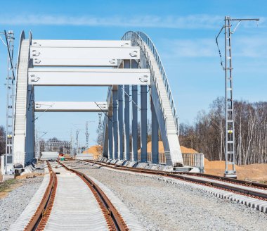 Yeni demiryolu hattının şantiyesi.