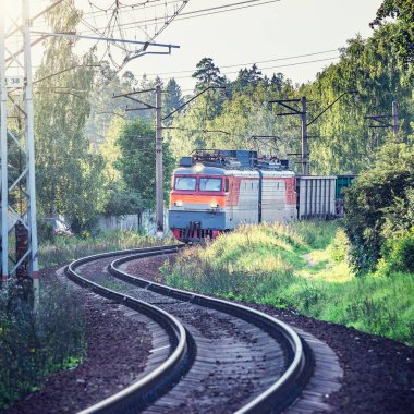 Yük treni yaz zamanı hareket eder..