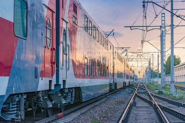 Moscou Rússia Junho 2019 Trem Passageiros Parte Estação Pôr Sol — Fotografia de Stock