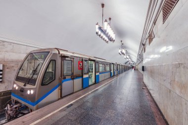 Moskova, Rusya, 28 Eylül 2019: Yolcu treni perondan gece kalkıyor.