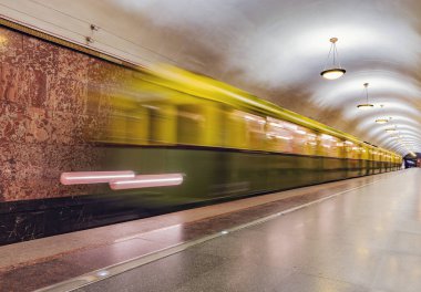 A serisinin Retro metro treni platformun yanında duruyor. Moskova. Rusya.