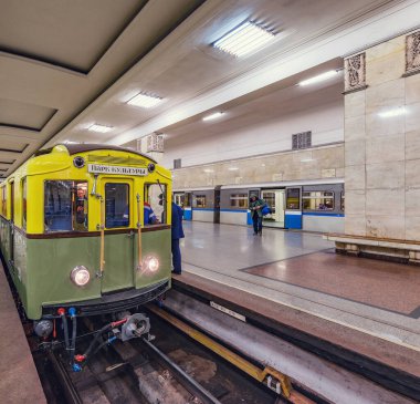 Moskova, Rusya, 28 Eylül 2019: Retro metro treni A serisi platformun yanında duruyor. A serisi nin trenleri 1934 yy yapıldı.