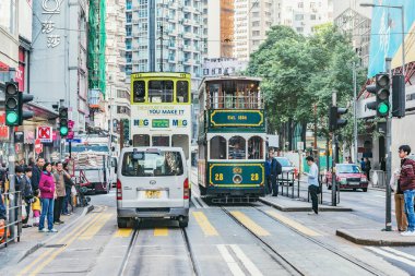 Günlük şehir sokaklarında geleneksel tramvaylar.