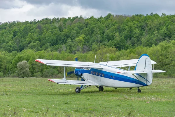 Velho Avião Retro Decola Pequeno Aeroporto Montanha Hora Dia Nublado — Fotografia de Stock