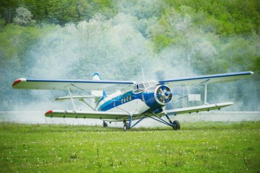 Eski retro uçak küçük dağ havaalanından kalkmaya hazır..