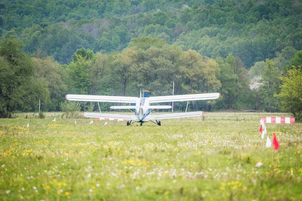 Velho avião retro está pronto para decolar . — Fotografia de Stock