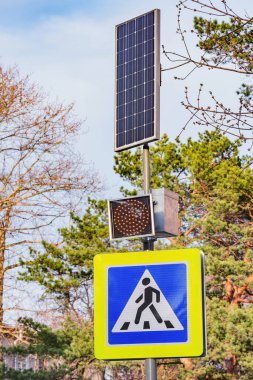 Kavşaktaki güneş pilleri ve trafik ışığı.