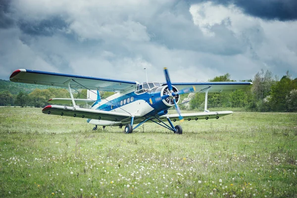 Eski retro uçak küçük dağ havaalanından kalkmaya hazır.. — Stok fotoğraf