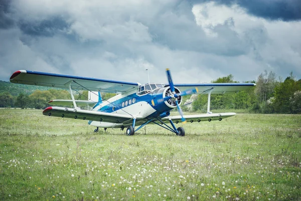 Le vieil avion rétro est prêt à décoller . — Photo