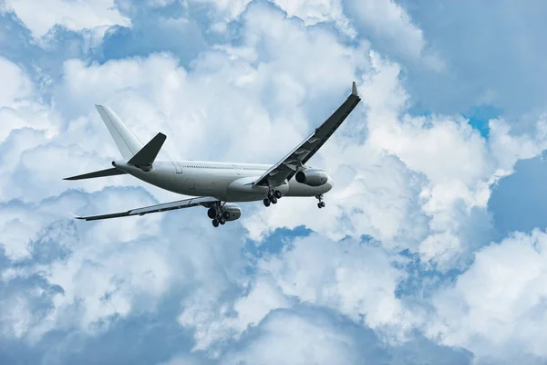 Passagierflugzeug Ist Bereit Für Die Landung Bewölkten Himmel — Stockfoto