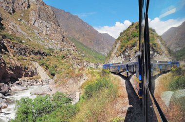 Ollantaytambo 'dan Machu Picchu Pueblo' ya giden tren kalkıyor. Peru.