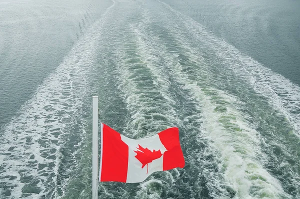 Bandeira do Canadá no fundo das ondas do oceano . — Fotografia de Stock