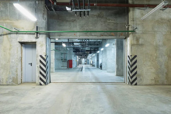超高層ビルの下の自家用車の地下駐車場のインテリア — ストック写真
