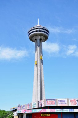 Niagara Şelalesi, Kanada - 30 Haziran 2011: Skylon Kulesi 'nin gündüz manzarası - Niagara Şelalesi' ni izlemek için kule.