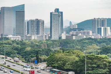 Gündüz şehir manzarası ve tepeler. Shenzhen. Çin.