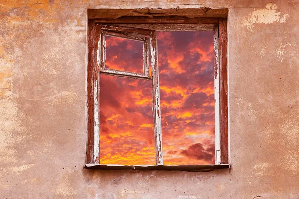 Uitzicht Lucht Door Het Raam Van Het Oude Verwoeste Huis — Stockfoto