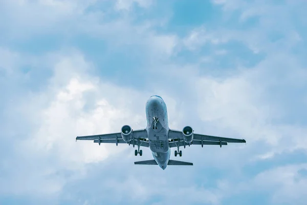 Landung Des Passagierflugzeugs Bei Sonnenuntergang — Stockfoto