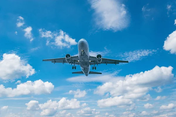 Samolot Pasażerski Gotowy Lądowania Niebie — Zdjęcie stockowe