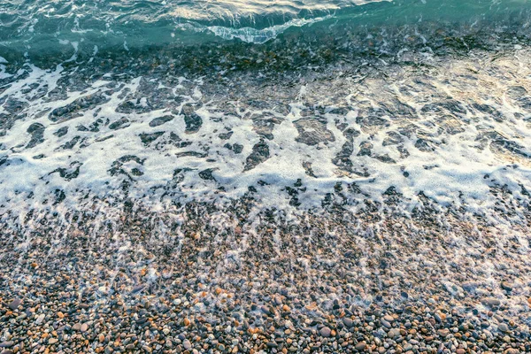 Pequeñas Piedras Con Olas Marinas Playa Atardecer —  Fotos de Stock