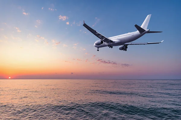 Lot Samolotu Nad Oceanem Przed Lądowaniem Godzinach Wieczornych — Zdjęcie stockowe