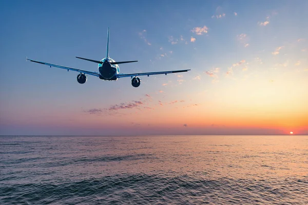 Vuelo Del Avión Sobre Océano Antes Aterrizar Hora Tarde — Foto de Stock