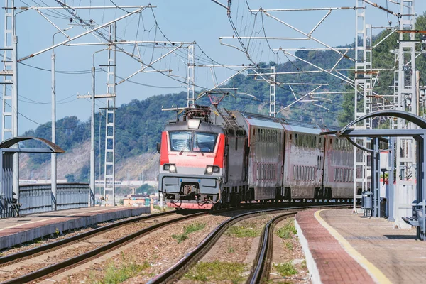 Tren Pasajeros Acerca Plataforma Sochi Rusia — Foto de Stock
