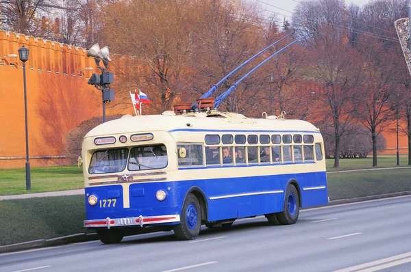 俄罗斯莫斯科 2014年11月15日 复古城市无轨电车游行队伍沿着克里姆林宫城墙行进 — 图库照片