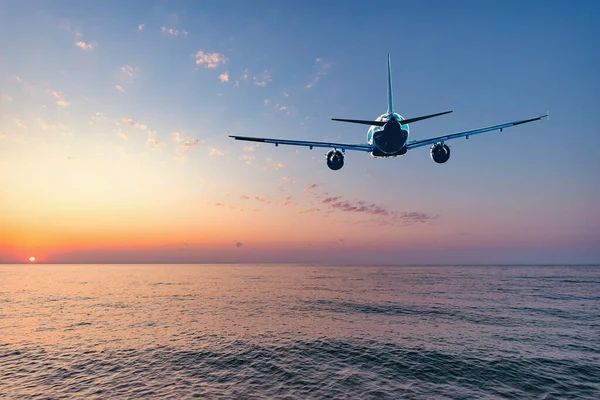 Vuelo Del Avión Sobre Océano Antes Aterrizar Hora Tarde —  Fotos de Stock