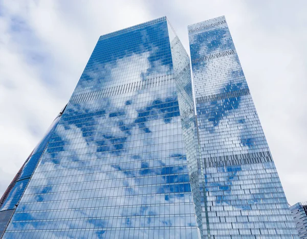Obloha Mraky Odraz Obchodního Centra Města — Stock fotografie