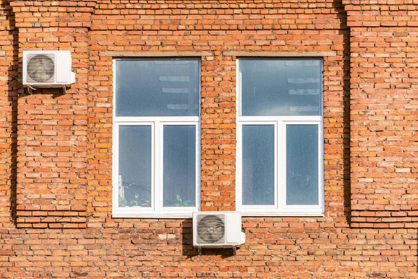 Okna Staré Cihlové Budovy Klimatizačními Systémy — Stock fotografie