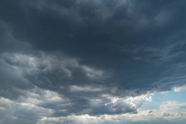 日落时雨前的乌云 — 图库照片