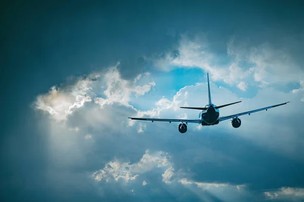 Lot Samolotu Pasażerskiego Stronę Burzliwych Chmur — Zdjęcie stockowe