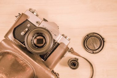 Eski model fotoğraf makinesi ve tahta arka planda kaset..