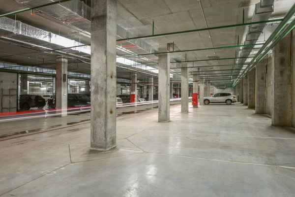 Podzemní Městské Parkoviště Pro Osobní Automobily Pod Mrakodrapem — Stock fotografie