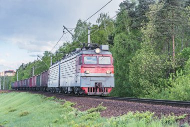 Yük treni bahar ormanından geçiyor..
