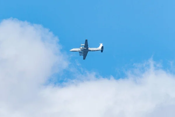 Let Velkého Nákladního Letadla Slunečného Dne — Stock fotografie