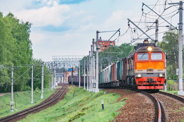 Tehervonat Halad Tavaszi Erdő Mellett — Stock Fotó