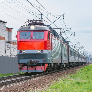 Yolcu treni bahar zamanı istasyona yaklaşır...