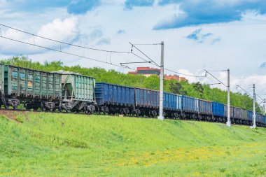 Yük treni bahar ormanından geçiyor..