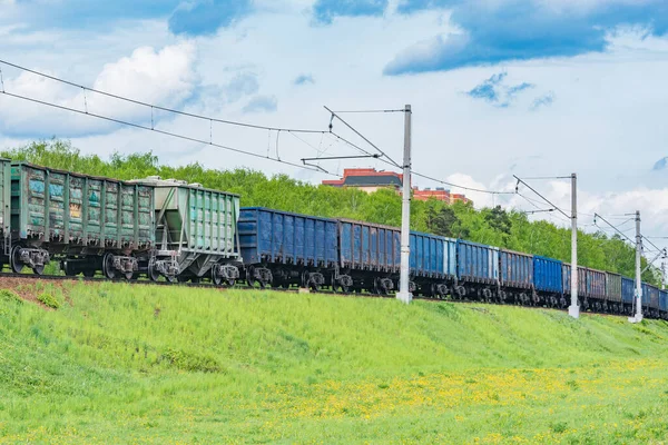 春の森による貨物列車の動き — ストック写真