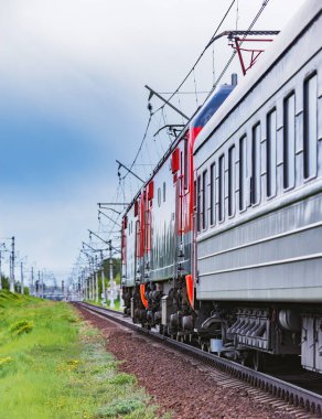 Yolcu tren istasyonuna yaklaşımlar.