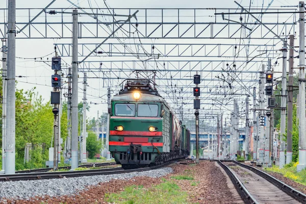 Uzun yük treni istasyondan hareket ediyor..