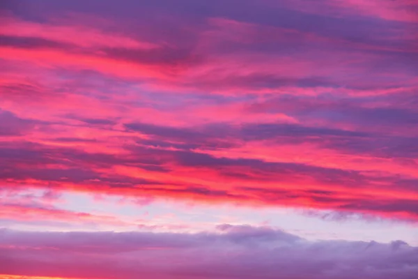 夕暮れ時の空の素晴らしい雲の風景 — ストック写真