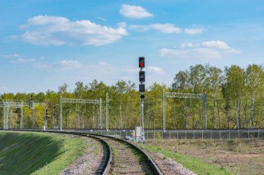 Demiryolu kavşağındaki tren yolu ve trafik ışığı..