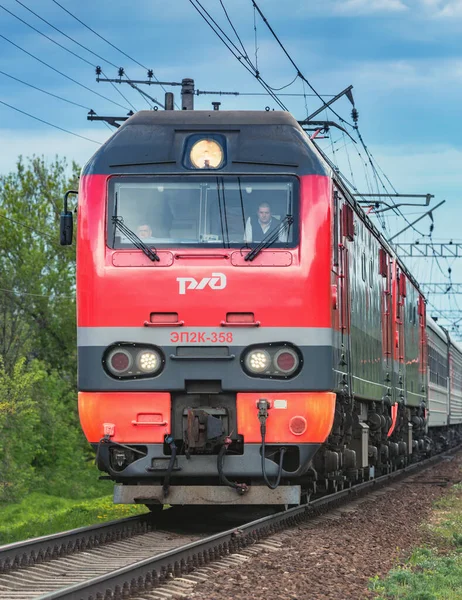 Moskova, Rusya - 20 Mayıs 2020: Yolcu treni akşam saatlerinde istasyona yaklaşıyor..