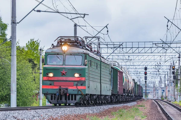 貨物列車は夏時間の夕方に運行される ロシア — ストック写真