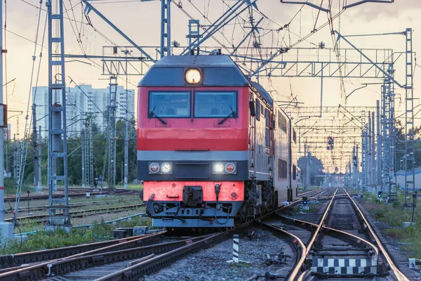 El tren de pasajeros sale al atardecer. Moscú . — Foto de Stock