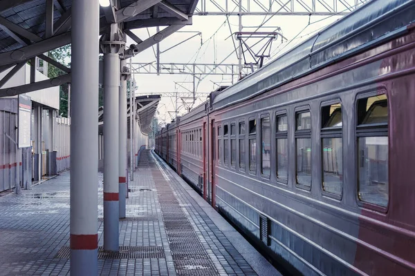 Trem Passageiros Fica Lado Plataforma Noite Moscovo Rússia — Fotografia de Stock