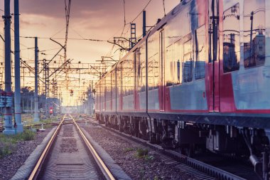 Yüksek hızlı tren gün batımında hareket eder. Moskova. Rusya.